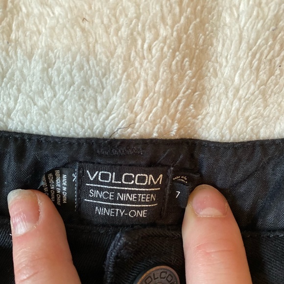 Volcom Mid-Rise Casual Women’s Shorts Black Size 7 - Picture 3 of 3